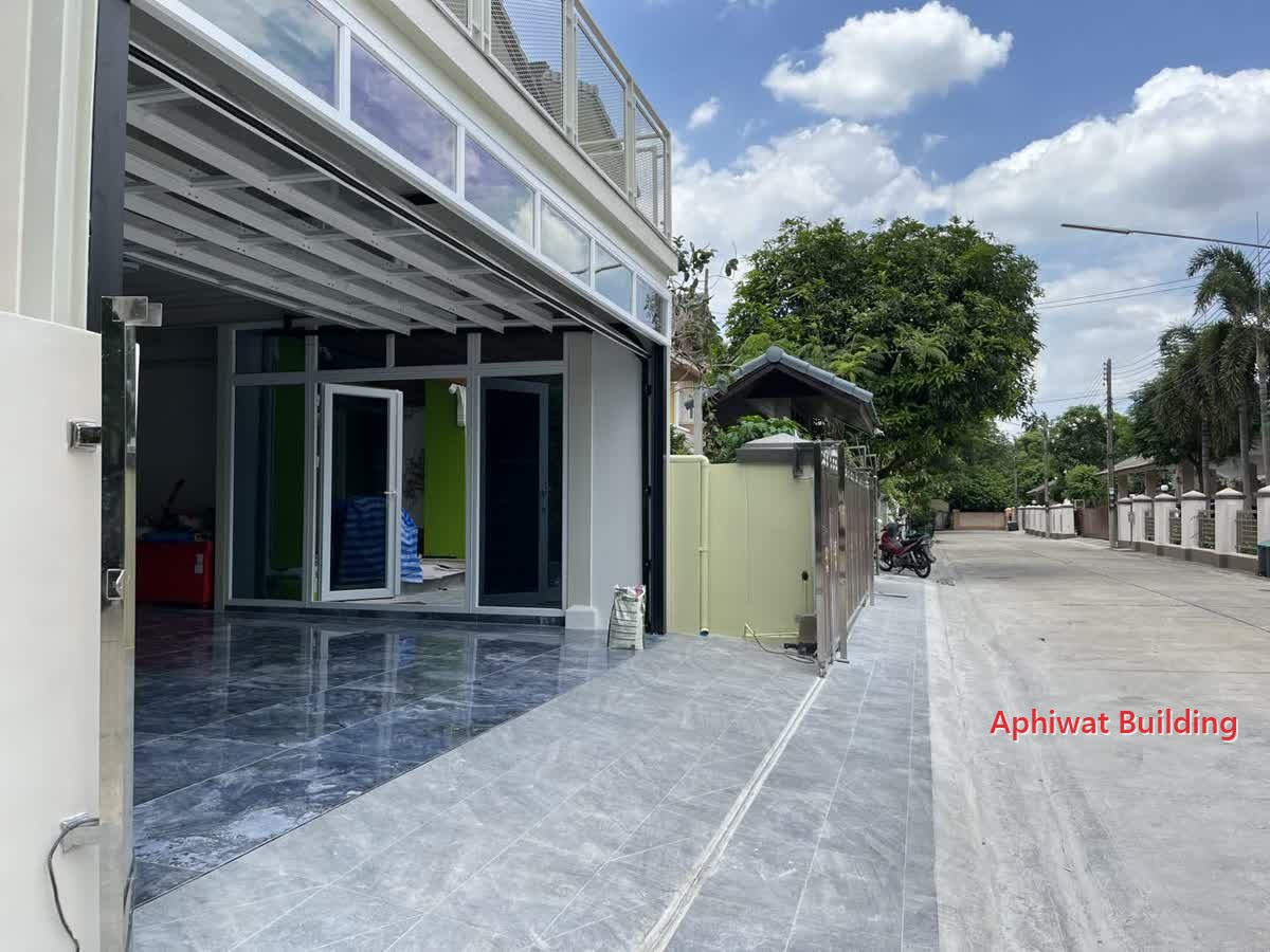 รีโนเวทบ้าน 2 ชั้น + ต่อเติมโรงจอดรถ · ฟ้าปิยรมย์ คลอง 5
