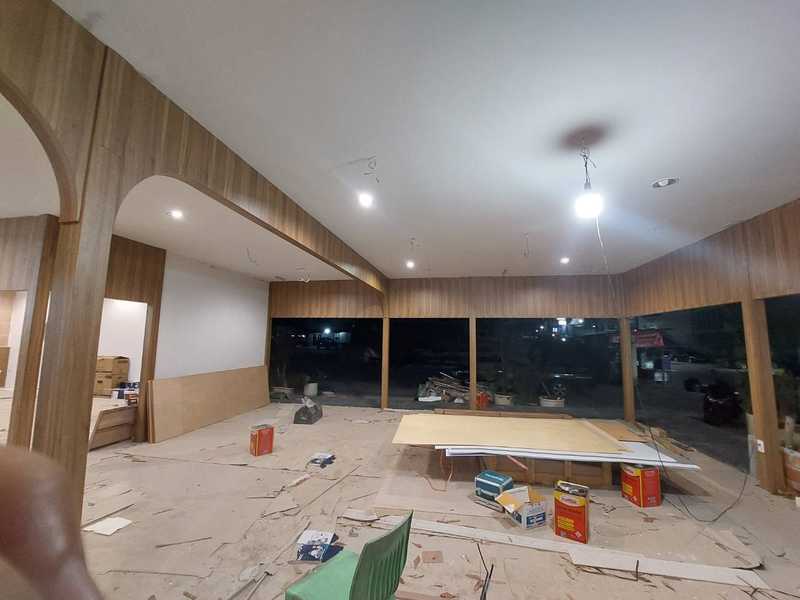 ภายในร้านใต้ซุ้มโค้งลายไม้