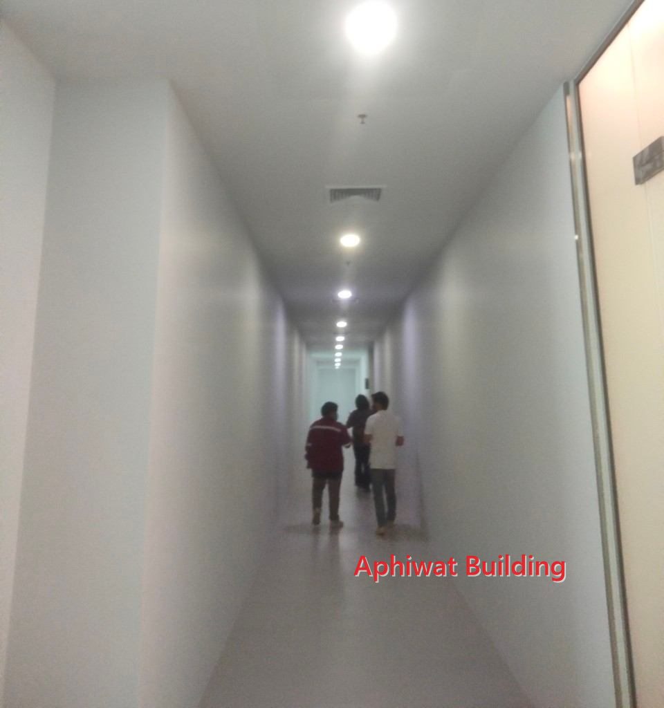 ทางเดินสำนักงานหลังทาสีใหม่ทั้งแนว